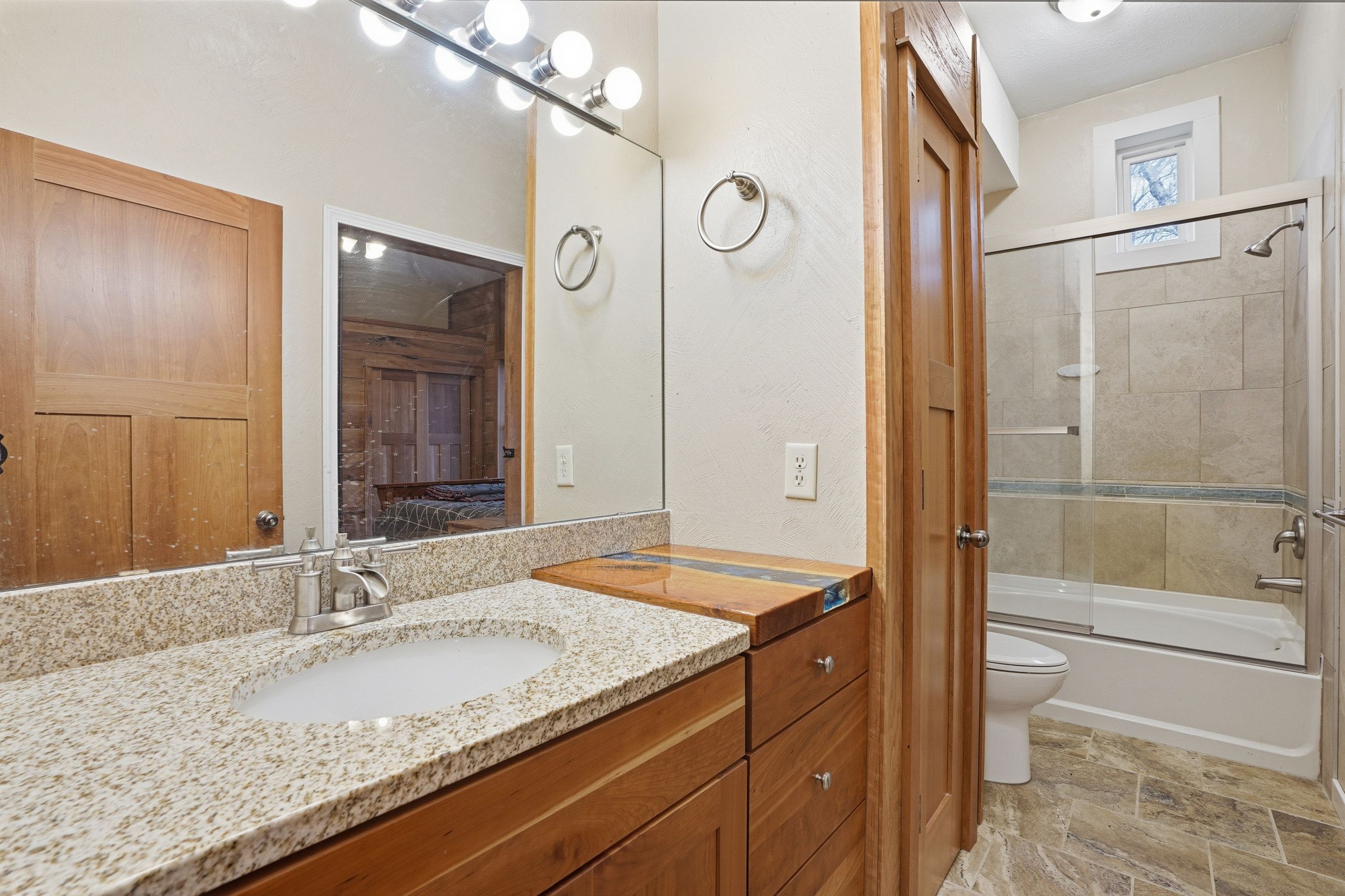 Listing Photo: 3300 Underwood Ave 0031-